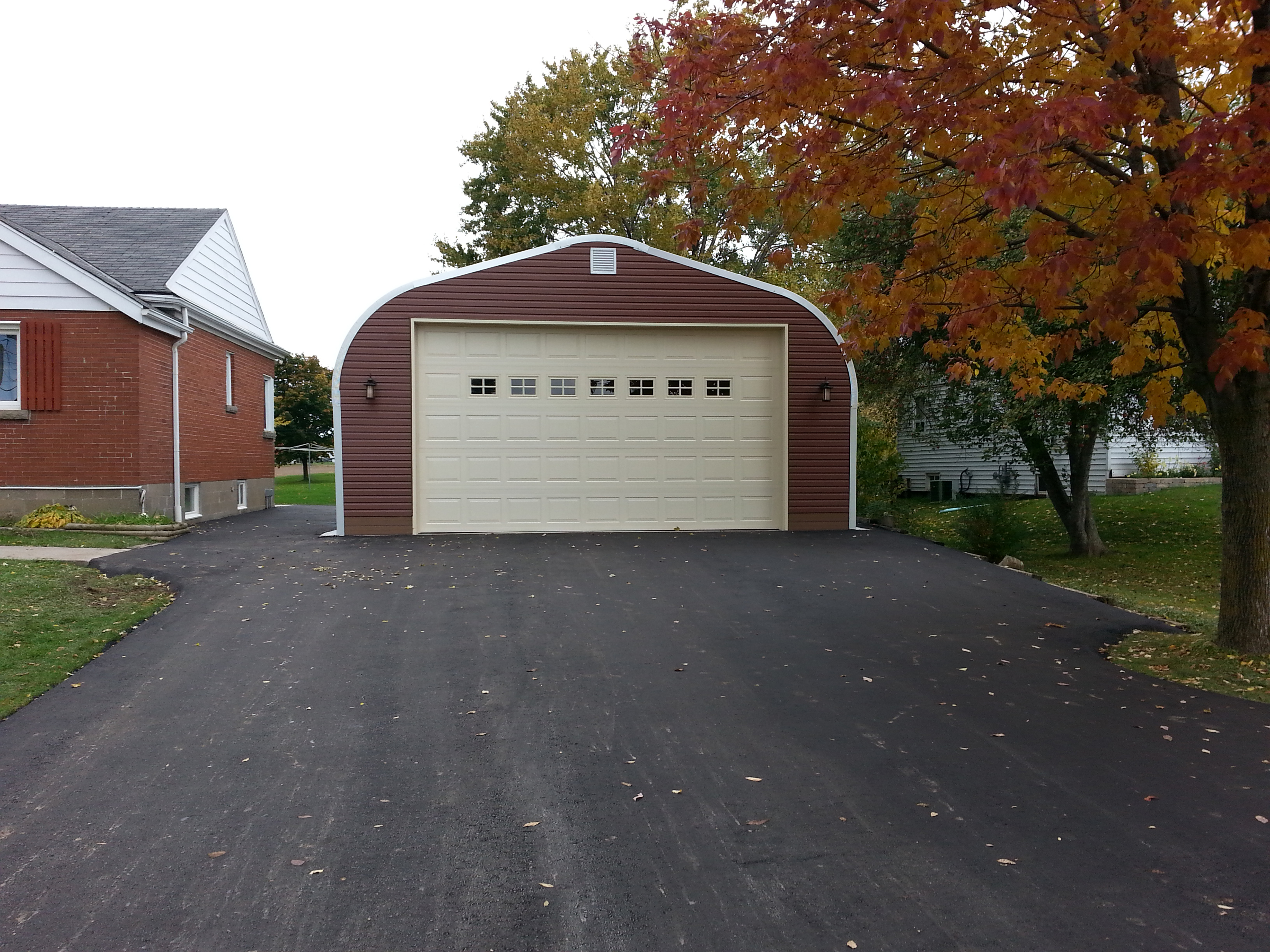 Econspan garage with custom red endwall