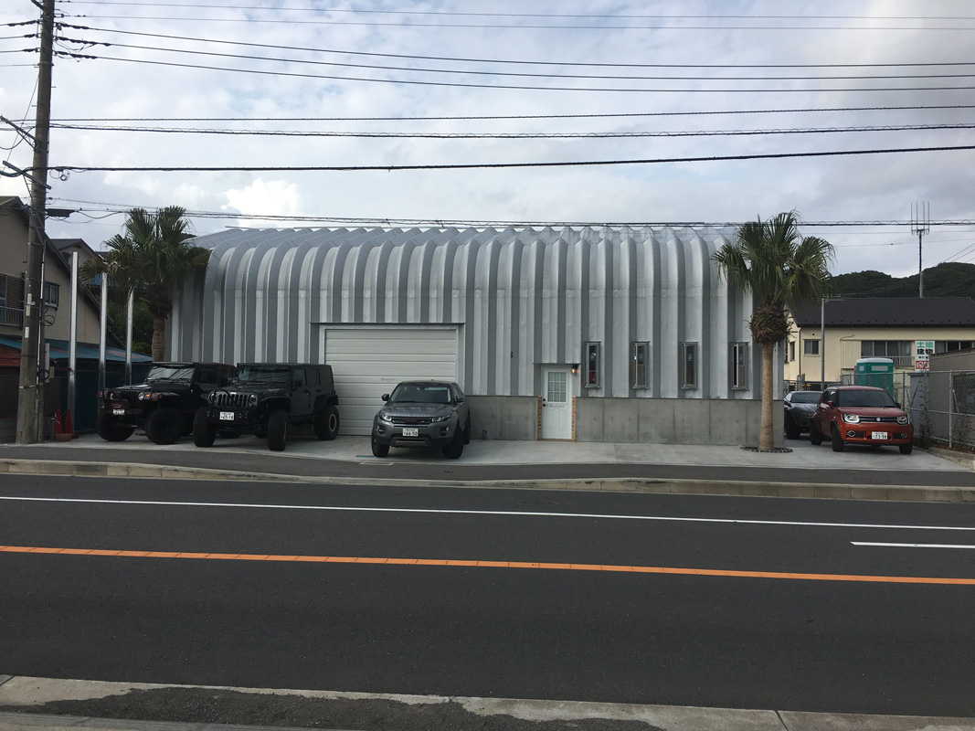 Econospan with side garage loading door and custom windows