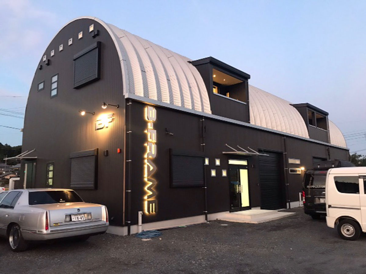 Arch roof used for vintage car display