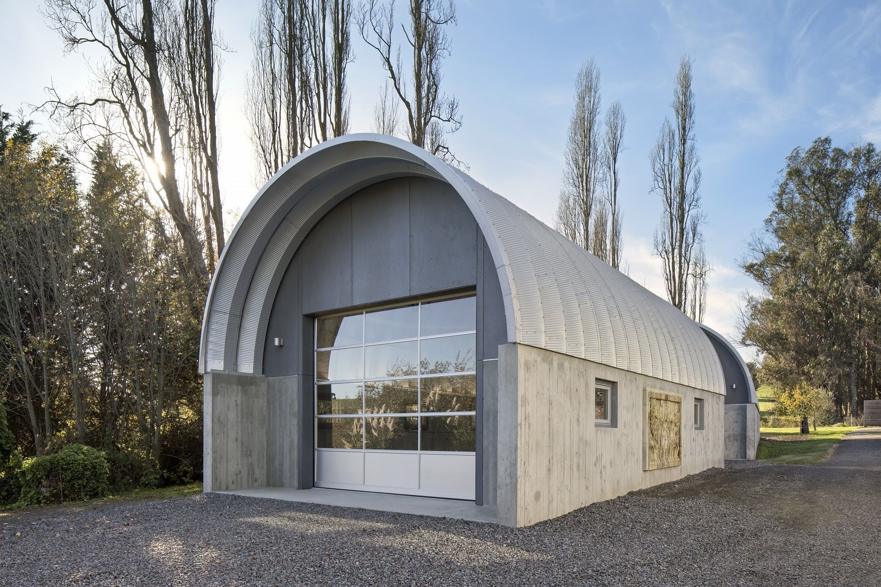 Arch building on large sidewalls with overhang